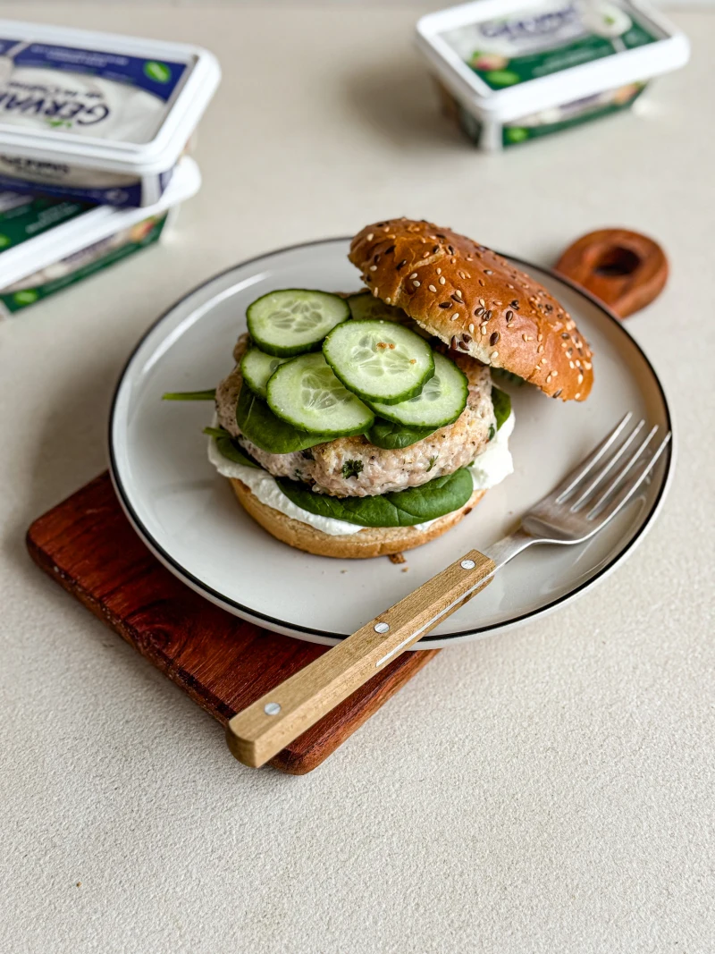 Krůtí burger se šlehanou fetou