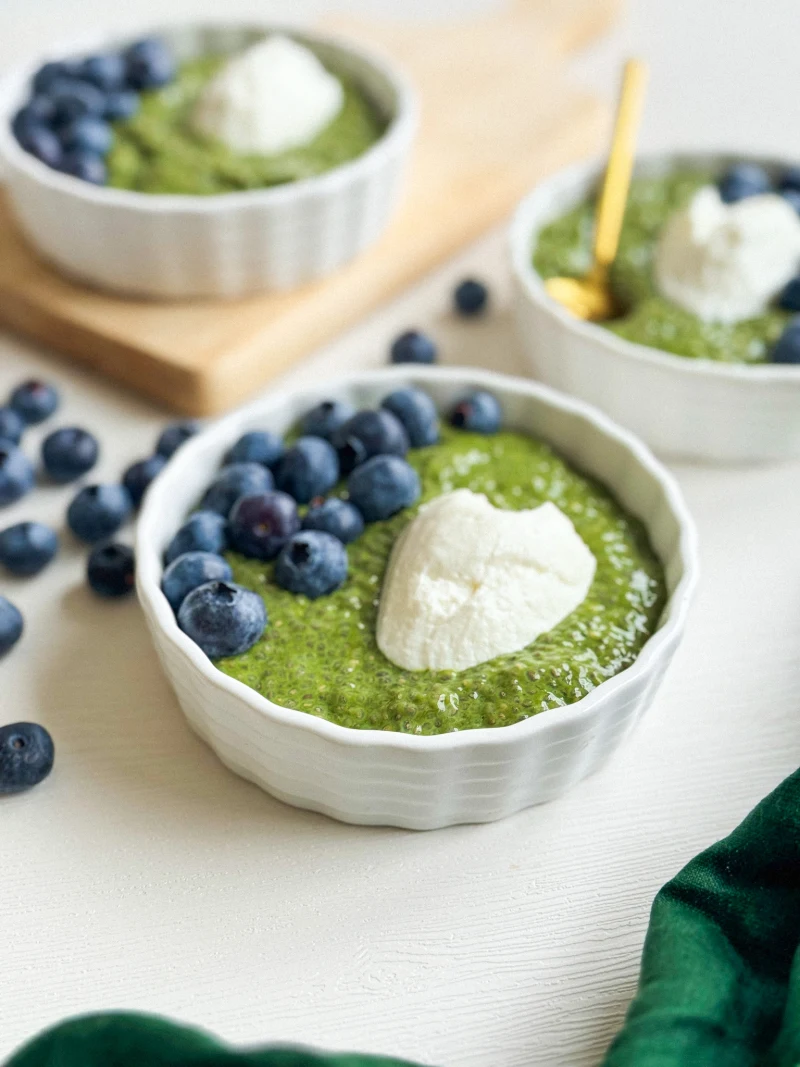 Zdravý matcha chia puding