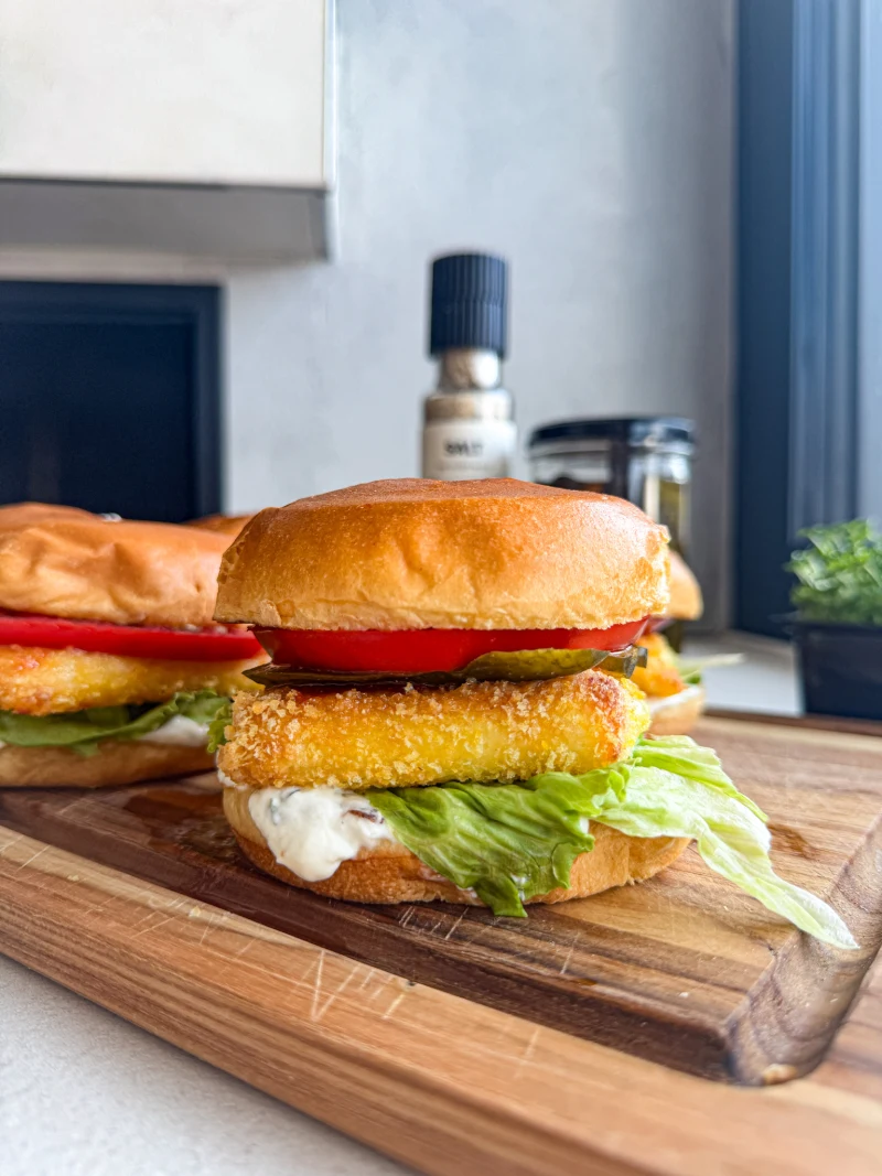 Křupavý burger s halloumi