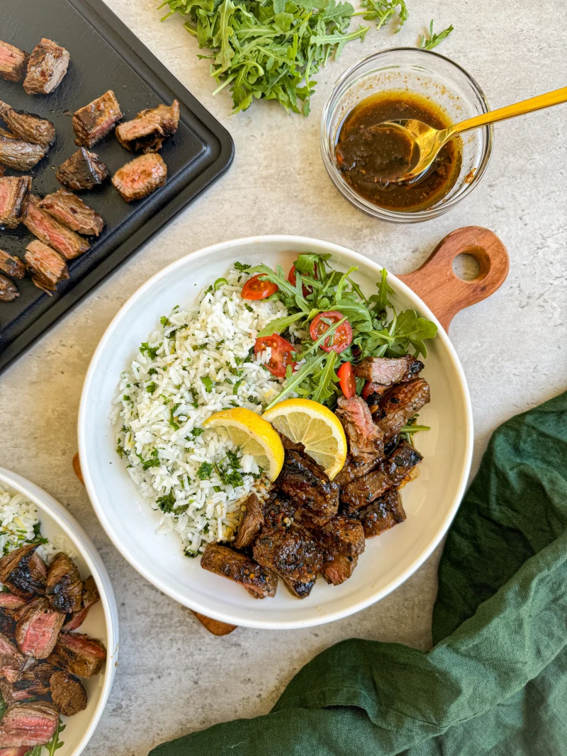 Steak s česnekem a citronovou rýží