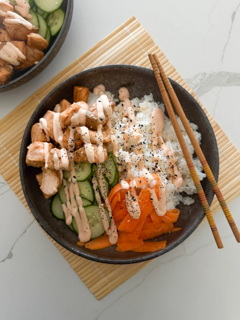 Poke bowl s pečeným lososem