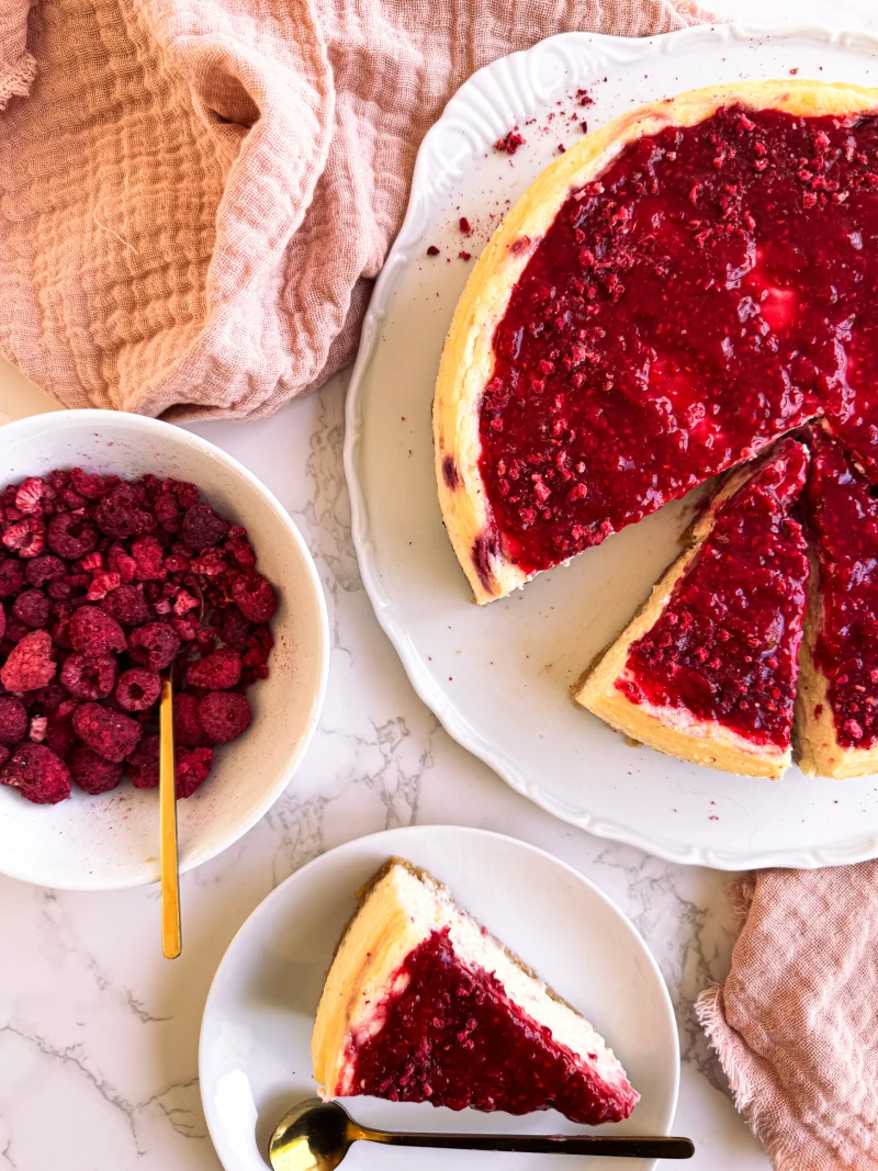 Klasický cheesecake s malinovým přelivem