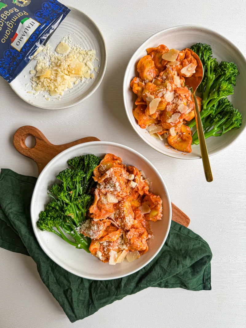 Krémové tortellini v rajčatové omáčce