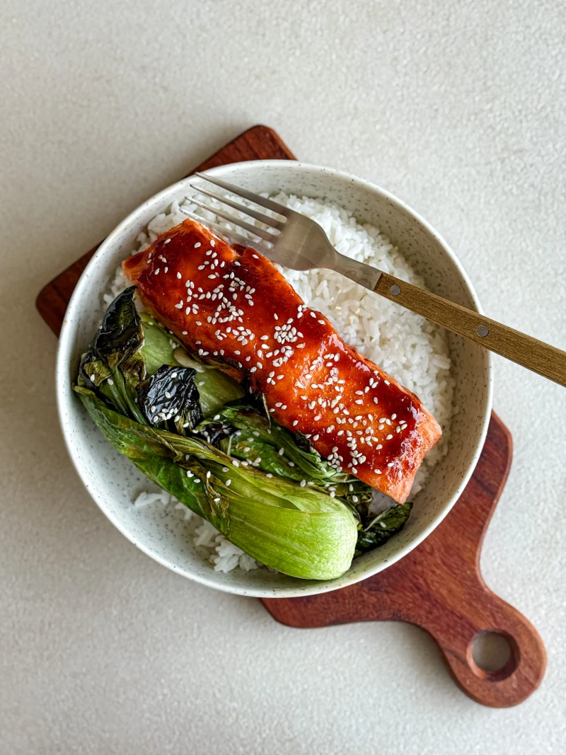 Pikantní losos s rýží a pak choi