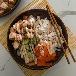 Poke bowl s lososem